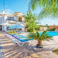 Dora' s Villa, hotel en Argaka