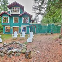 Lopez Island Hideaway with Coastal Views and Deck!, hotel berdekatan Blakely Island Airport - BYW, Lopez