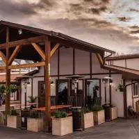 Loyal Duke Lodge، فندق في ساليدا