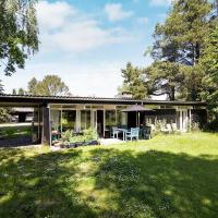 Enticing Holiday Home in Hovedstaden with Terrace, hotel in Hornbæk