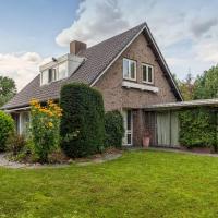 Ground Floor and Twin Bedroom in luxurious Villa with beautiful garden very near TUe and Centre, hotel in: Tongelre, Eindhoven