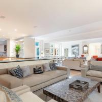 The Heart of Chelsea - Modern & Bright 3BDR Home with Gym, Parking & Patio, hotel in London