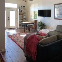 Beautiful new detached casita nestled in scenic southern CA foothills!, hotel in Fallbrook