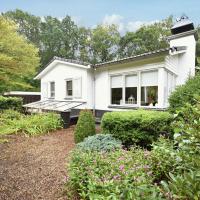 Modern Holiday Home with Landscaped Garden in Holten, hotel in Holten