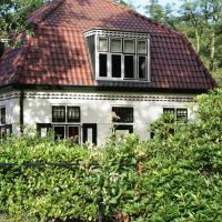 Characteristic house with a garden, surrounded by forest, hotel in De Bult