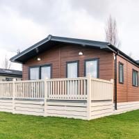 Woodpecker Lodge with Hot Tub