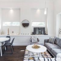 West Coast Luxury Living, готель в районі Hastings, у Ванкувері