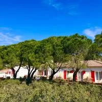 LES VOLETS ROUGES - Hôtel Cassis - Situé dans le Parc National des Calanques - Parking Gratuit, hotel di Cassis