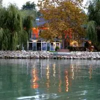 Gránit Villa - right by the lake, hotel di Balatonszarszo