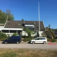 Källarlägenhet Centrumvägen Gusum, hotel v destinácii Gusum