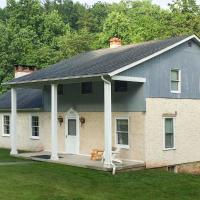 Serene Saxton Lodge 7 Mi to Lake Raystown!, hotel berdekatan Altoona-Blair County Airport - AOO, Barnettstown
