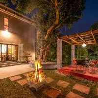 Taruchaya by StayVista with Lawn, Gazebo at Raichak - Kolkata、レイチャックのホテル
