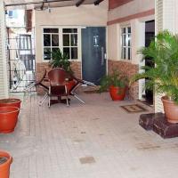 Room in Lodge - Allure Suites-surulere, ξενοδοχείο σε Suru Lere