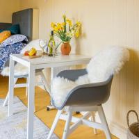 The Baytree Shepherds Hut, hotel in Stonehouse