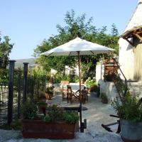 One bedroom appartement with enclosed garden and wifi at Abbateggio, hotel ad Abbateggio