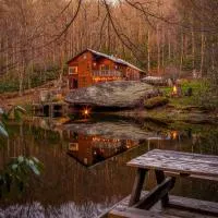 Serene mountain getaway, Hot Tub, Sauna, Lake View, Swim, Fish, Hiking, EV plugin, Hotel in Boone