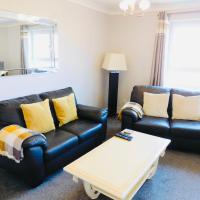 Beautiful 3 Bedroom Apt, mins from Glasgow Airport, M8 & SEC, hotel near Glasgow Airport - GLA, Paisley
