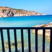 Salty Kisses and Sandy Toes, Seafront Syrmata Houses Authentic Milos Stay, מלון בFiropótamos