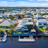 Luxury Waterfront Private Home In Caloundra - Pelican Waters Featuring A Pizza Oven and Private Pool, hotel in Pelican Waters