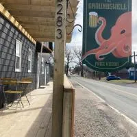 Groundswell Pub & Inn, hotel a DʼEscousse