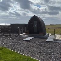 Hillside Camping Pods and Shepherd's Hut, hotel in Wick