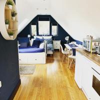 Tollgate Lodge - Private Studio Apartment, hotel in Bury Saint Edmunds