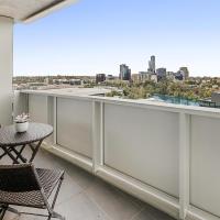 Modern, Executive 1 Bedroom Apartment With Balcony, hotel in Melbourne