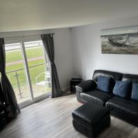 Beach Front Apartment, hotel in Llanelli