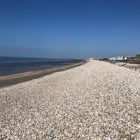 Holiday house within 5 min walk from Bracklesham Bay beach, hotel em Earnley