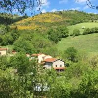 Les Trois Noyers، فندق في Tailhac
