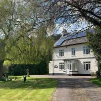 Ideally located Luxury Country Escape-The Lookout-with private garden dog friendly and private hot tub, hotel sa Honiton