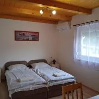 Napsugár Vendégház, hotel en Újudvar