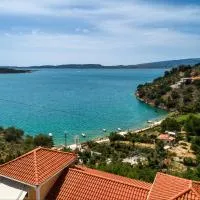 Three Flats, with Sea view, One Loft and Two studios with sea view!, viešbutis mieste Dhavgáta