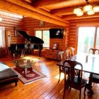 A Private Log House with Mt Fuji View & Piano - "Thangtong House Japan", hotel en Kannami