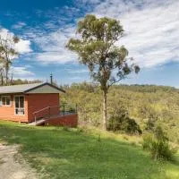 Moffat Falls Cottage overlooking waterfalls and mountains, Hotel in Guy Fawkes