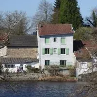 Chambres d'Hôtes L'Hirondelle du Lac, hotel v destinácii Peyrat-le-Château