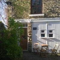 Old Coach House. Self-contained. Private. Parking