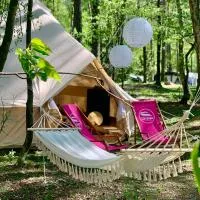 Caravana Juliana - Glamping, hotel di Swaderki