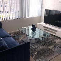Lakefront Lux Kingston Foreshore Water View Apartment, hotel near Canberra Airport - CBR, Kingston 