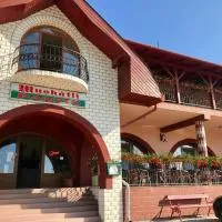 Muskátli Panzió és Étterem, hotell i Újhartyán