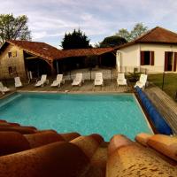 Ensemble de 3 villas avec piscine chauffée, esprit détente, hotell i Sanguinet
