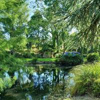 Rose & Stream Retreat, hotel in Waikuku