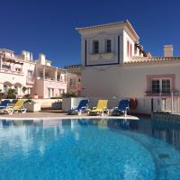 Modern Two Bedroom Poolside Townhouse, hotel in Budens
