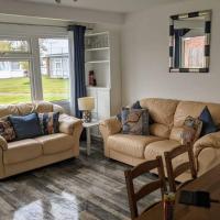 Beach Retreat on a quiet site, near to Gt Yarmouth & Norfolk Broads, hotel in Scratby