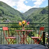 Agriturismo Conca Sandra - Farm Stay on Lake Como, hotel v destinaci Perledo