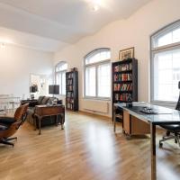 Central Spacious Loft with courtyard Parking