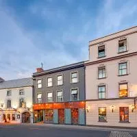Queens Hotel, hótel í Ennis