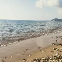 Modern Apartment, Few Meters from the Beach, hotel a Néa Koróni