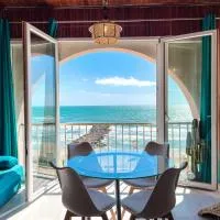 Athena Sea front Apartment, Parking & Pool、ラーゴ・パトリアのホテル
