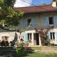 Chambres d'hôtes des Deux Lacs، فندق في Ceyzérieu